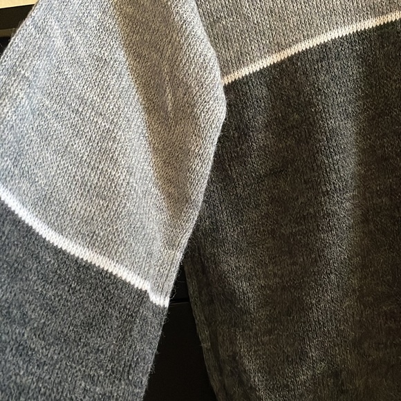 Gray sweater.  Size M.  Acrylic - Picture 5 of 5